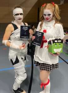 Siegerinnen des Kostümwettbewerbs. Betti als Mumie und Jessie als Pennywise der Clown