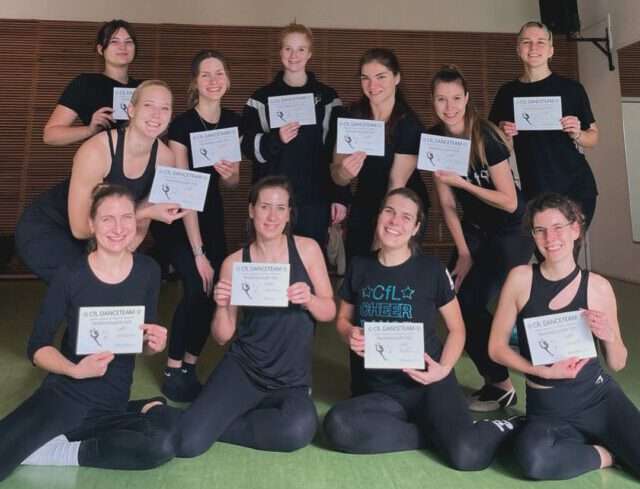 Cfl Danceteam Gruppenbild mit Zertifikat zum Abschluss des Tanz-Trainingslagers