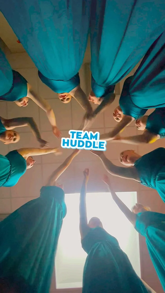 Huddle Time! 🩵

Der Moment vor der Meisterschaft wo du nochmal die Teamenergie auflädst und alles andere raus schreist! 🤗

#team #teamlove #huddle #cheer #berlin