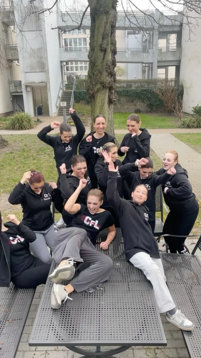 Meet the Team! 🩵

Du hast Bock ein teil dieses verrückten Hühnerhaufens zu werden? Melde dich einfach per DM bei uns 🤗

#team #meettheteam #dance #berlin #berlindance #cheer #berlincheer #hello