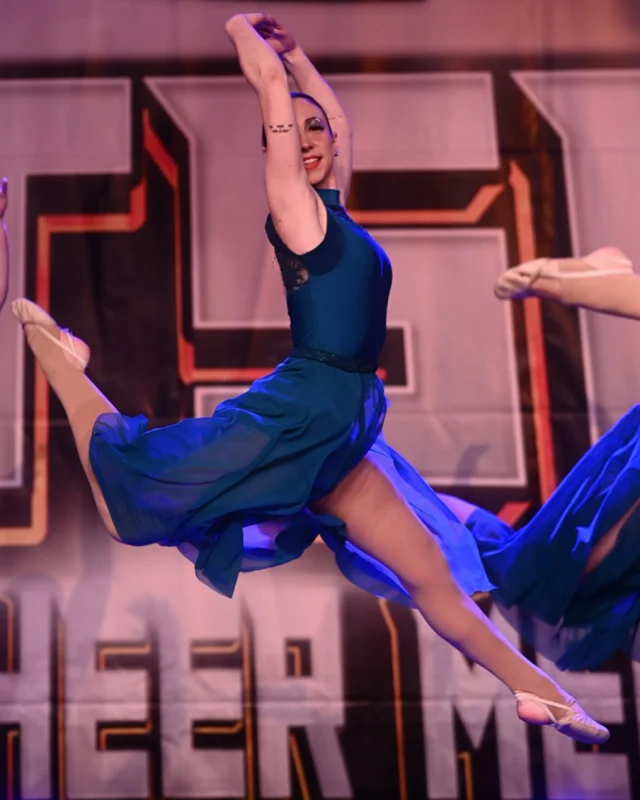 Mit einem kräftigen Firebird ins Wochenende 🔥

#firebird #fire #dance #cheer #jazz #berlin #berlindance